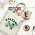 Borsa shopper in tela con stampa college, pratica borsa casual per shopping e tempo. - Stampa Lettere College / Bianco avorio