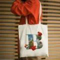 Primo piano dettagliato di elegante borsa tote in tela bianca con motivo floreale. - Stampa a Lettere Floreali