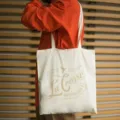 Borsa shopper in tela bianca casual con stampa vintage, tracolla comoda per uso quotidiano. - Stampa Distilleria Vintage