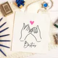 Τσάντα καμβά με σχέδιο besties και καρδιά. Λεπτομερης οψη της κομψης βαμβακερης τσαντας. - 42cm*35cm / Μοτίβο Καρδιά Besties