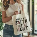 Dettaglio borsa shopper in tela con stampa tipografica ispiratrice, tessuto resistente. - Stile 10