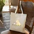Detailansicht der weißen Canvas Tragetasche mit Hund und Katze Motiv in gemütlicher Innenszene. - 42cm*35cm / Süße Haustiere Druck