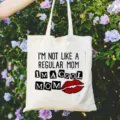 Weißer Segeltuch Shopper mit trendigem Buchstaben Druck und rotem Lippen Motiv Tragetasche. - 42cm*35cm / Lippendruck
