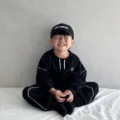 Boys spring sweatshirt set with drawstring and quilting, casual two-piece outfit with cap. - Black