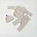 Schattige baby katoenen kimono top en hoge taille broek set met leuke muts details. - 66cm / Set / Gekleurde Stippen