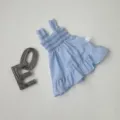 Detalle de vestido de tirantes fruncido de cuadros azules para niña, dobladillo con volantes. - 73cm / Azul Claro a Cuadros