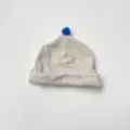Detail van schattige baby muts, zachte gespikkelde rib katoen met blauwe pompon. - Hoed Alleen / Eén maat / Gekleurde Stippen
