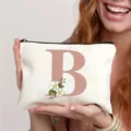 Detailansicht der personalisierten Kosmetiktasche mit Buchstabe B, Blumenmuster und Reißverschluss. - Buchstabe B