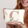 Kosmetiktasche aus Leinen mit personalisiertem Buchstaben C und Blumenprint für Reisen. - Buchstabe C