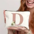 Leinen Kosmetiktasche mit Buchstabe D und Blumenmuster, ideales Reise-Kulturbeutel Geschenk. - Buchstabe D
