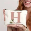 Trousse de maquillage personnalisée avec motif de fleurs, pochette de voyage idéale. - Lettre H