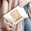 Weißer Leinwand-Reißverschlussbeutel Make-up-Tasche mit süßem Thanksgiving-Textdesign für den Alltag. - Thanksgiving-Truthahn-Druck