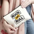 Detailansicht des Canvas Reißverschluss Federmäschchens und Kosmetik-Make-up-Tasche mit Rock-Motiv. - Rock Buchstaben Druck