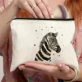 Leinen Kosmetiktasche mit Zebra Sternen Druck und haltbarem Reissverschluss für Alltag. - Zebra Sternenhimmel Druck