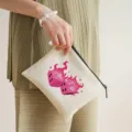 Vista di dettaglio di un astuccio in tela con stampa grafica di dadi e fiamme rosa. - Stampa Dadi Fiamma Rosa
