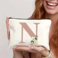 Trousse de maquillage en toile avec lettre N, pochette de voyage élégante pour les femmes. - Lettre N