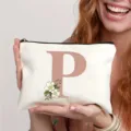 Trousse de toilette en toile blanche avec lettre P rose et fleurs, cadeau de mariage. - Lettre P