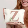 Trousse de maquillage blanche en toile avec lettre Z rose et motif floral, pochette de voyage. - Lettre Z
