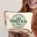Detailaufnahme einer weihnachtlichen Kosmetiktasche aus Canvas mit Vintage-Baum-Druck. - 5