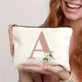 Trousse de toilette blanche avec lettre initiale rose A et motif floral, etui maquillage. - Lettre A