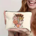 Trousse de toilette blanche avec motif graphique retro MAMA smiley pour le rangement quotidien. - Impression de Lettres Mama / 22x16cm / Blanc