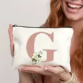 Trousse de maquillage en toile personnalisée avec lettre G rose et motif floral. - Lettre G