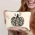 Vue détaillée de la trousse de maquillage blanche avec un design de citrouille léopard. - Impression Citrouille Léopard / 22x16cm / Blanc