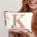 Trousse de maquillage en toile avec initiale K et motif floral, cadeau organisateur de voyage. - Lettre K