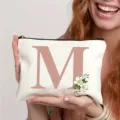 Trousse de toilette en toile lettre M, pochette de voyage florale, cadeau de mariage. - Lettre M