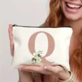 Trousse de maquillage en toile avec lettre Q et fleurs, idéale pour voyage et cadeau. - Lettre Q