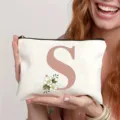 Trousse de maquillage blanche en toile avec lettre S rose et jolies fleurs pour voyage. - Lettre S