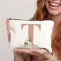 Trousse de maquillage en toile avec lettre rose T et fleurs, organiseur de toilette de voyage. - Lettre T