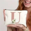 Trousse de toilette en toile blanche avec lettre U et fleurs pour voyage et quotidien. - Lettre U