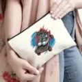 Detailansicht der stylischen Canvas Reißverschlusstasche mit coolem Sneaker Skateboard Print. - Stil 8