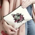 Detailansicht einer Canvas Kosmetiktasche mit coolem Haifisch-Druck und schwarzem Reißverschluss. - 22cm*17cm / Stil 4