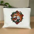 Nahaufnahme der weissen Canvas Reissverschluss Kosmetiktasche mit Tiger Print und Bluemustern. - Stil 9