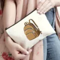 Dettaglio borsa cosmetica in tela con stampa zaino, chiusura a zip per uso quotidiano. - 22cm*17cm / Modello 5