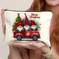 Gros plan du motif de gnome de Noël et d'impression de camion rouge sur une trousse de maquillage. - Style 2