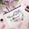 Nahaufnahme der weißen Segeltuch-Kosmetiktasche mit Blumenmuster und Dankestext. - Stil 10