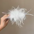 Nahaufnahme der flauschigen weißen Federhaarklammer zeigt weiche Textur und Volumen für Frisuren. - 11cm / Weiß