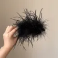 Schwarze flauschige Feder Haarspange Nahaufnahme, weiche Textur Detail für elegante Herbst Mode. - 11cm / Schwarz