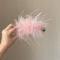 Nahaufnahme einer flauschigen rosa Feder Haarspange Detail, weiche Textur für elegante Frisuren. - 11cm / Rosa