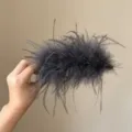 Dunkelgraue flauschige Feder-Haarspange Detailansicht, pelziges Haaraccessoire für Styling. - 13cm / Grau