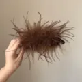 Flauschige Feder Bananenklammer Haarklammer Detail, braunes Haaraccessoire für Zöpfe. - 13cm / Kaffee