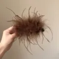Detailansicht der flauschigen Feder Bananenhaarklammer, weiches Haarstyling Accessoire. - 11cm / Kaffee