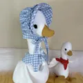 Set cappello e bavaglino a quadretti blu per animali domestici con oca di peluche, ideale per gatti. - Adatto per oca da 23 pollici / Set cappello blu e bavaglino