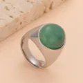Bague en acier inoxydable avec pierre verte, détail de bijoux de luxe minimalistes. - Base Argent Vert