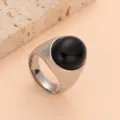 Détail de bague en acier inoxydable avec pierre cabochon noire polie au design large et élégant. - Base Argent Noir