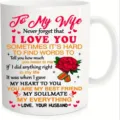 Vista detallada de taza de café de cerámica blanca con cita romántica y rosa roja. - 301-400ml / Estilo Cita Romántica