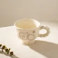 Tasse à café en céramique mate avec motif de poire, poignée perlée et base sur pied. - Tasse à Pied Haut Perlée / 400ml / Glaçure Blanc Cassé